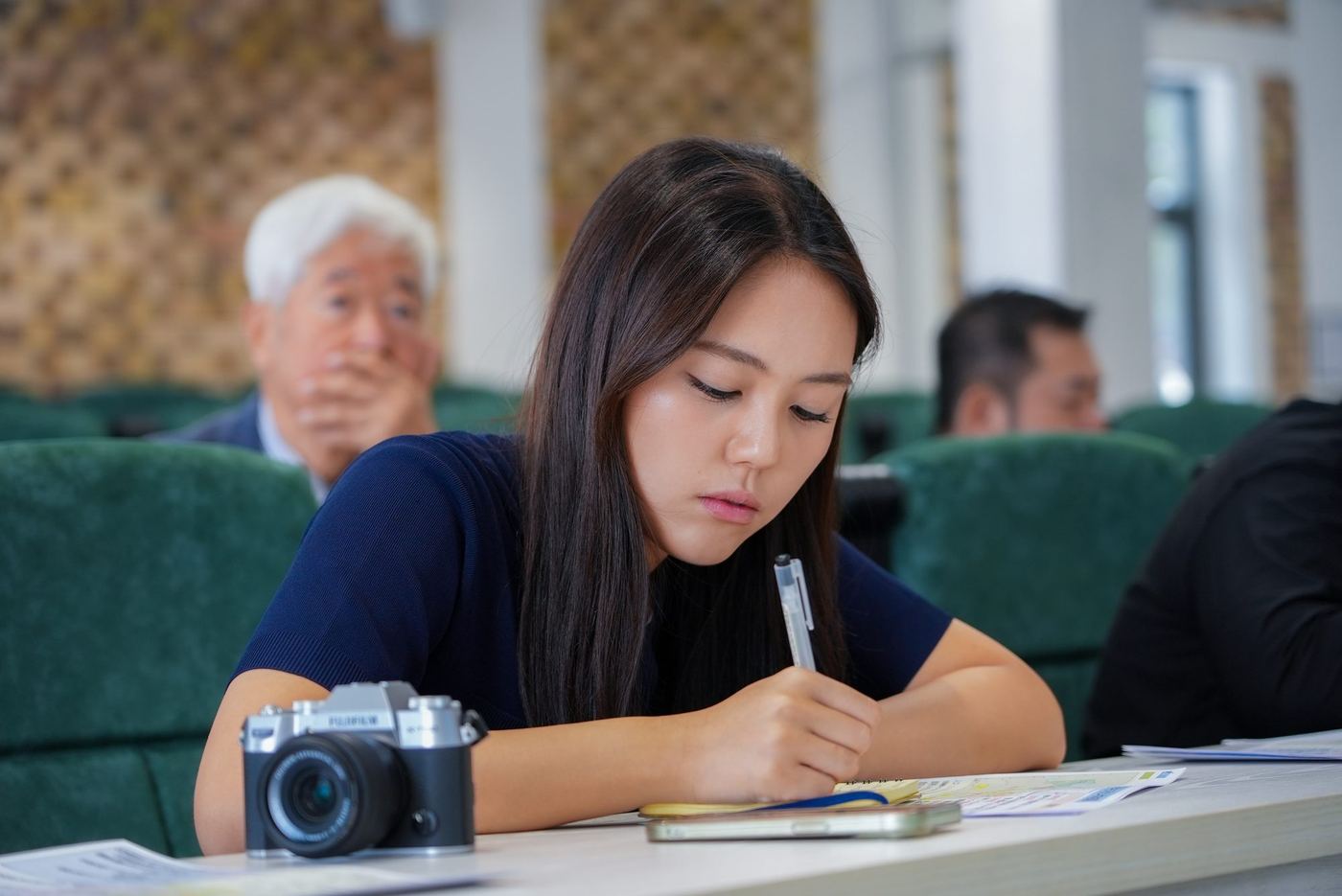 対話の場でメモを取る参加者