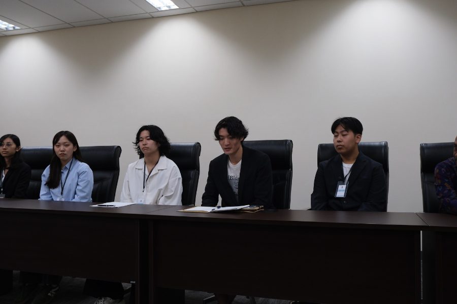 総領事館で話を伺う様子
