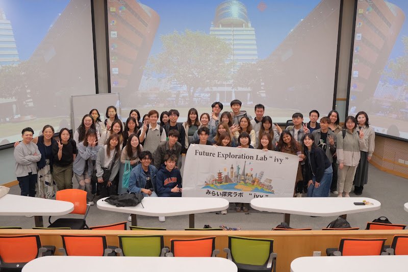 香港理工大学の学生との集合写真