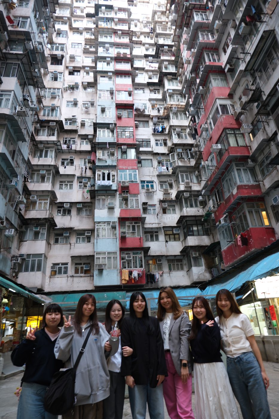 香港の集合住宅の前で