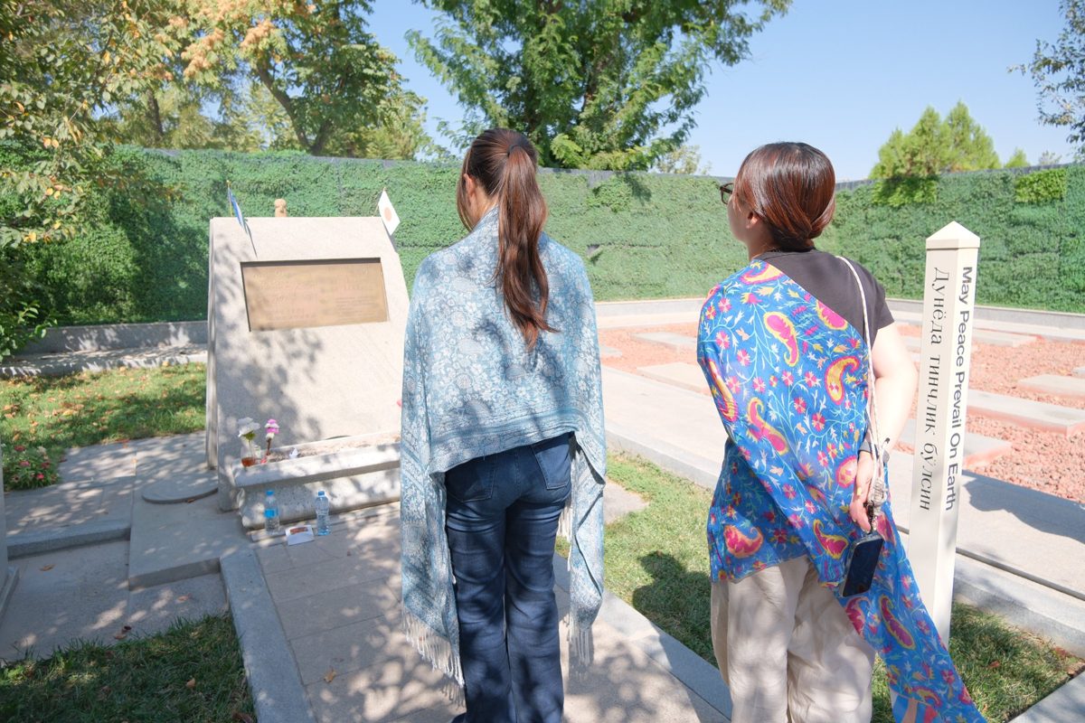 日本人墓地を訪れる参加者
